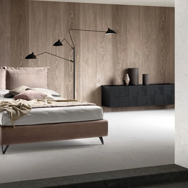Letto matrimoniale imbottito con testiera regolabile e box contenitore Wisp di Bside
