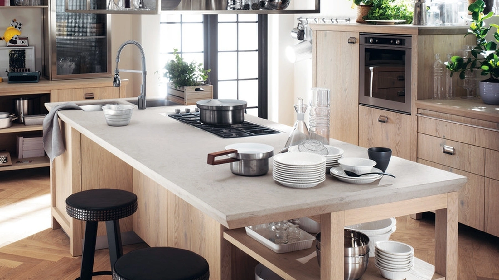 Sgabello Barstud con seduta in pelle con borchie di Scavolini