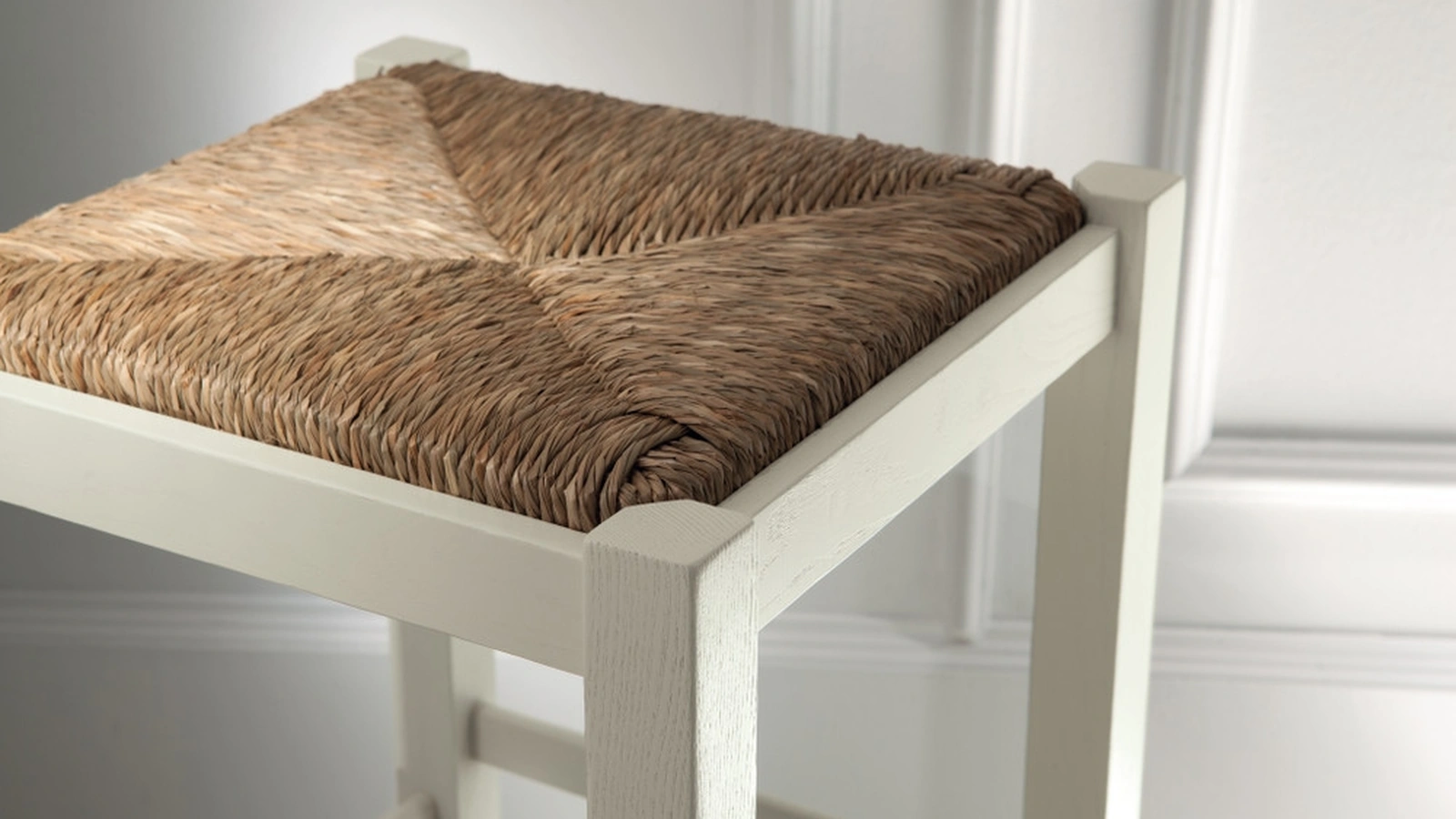 Sgabello Margot in legno massello con seduta in paglia naturale di Scavolini