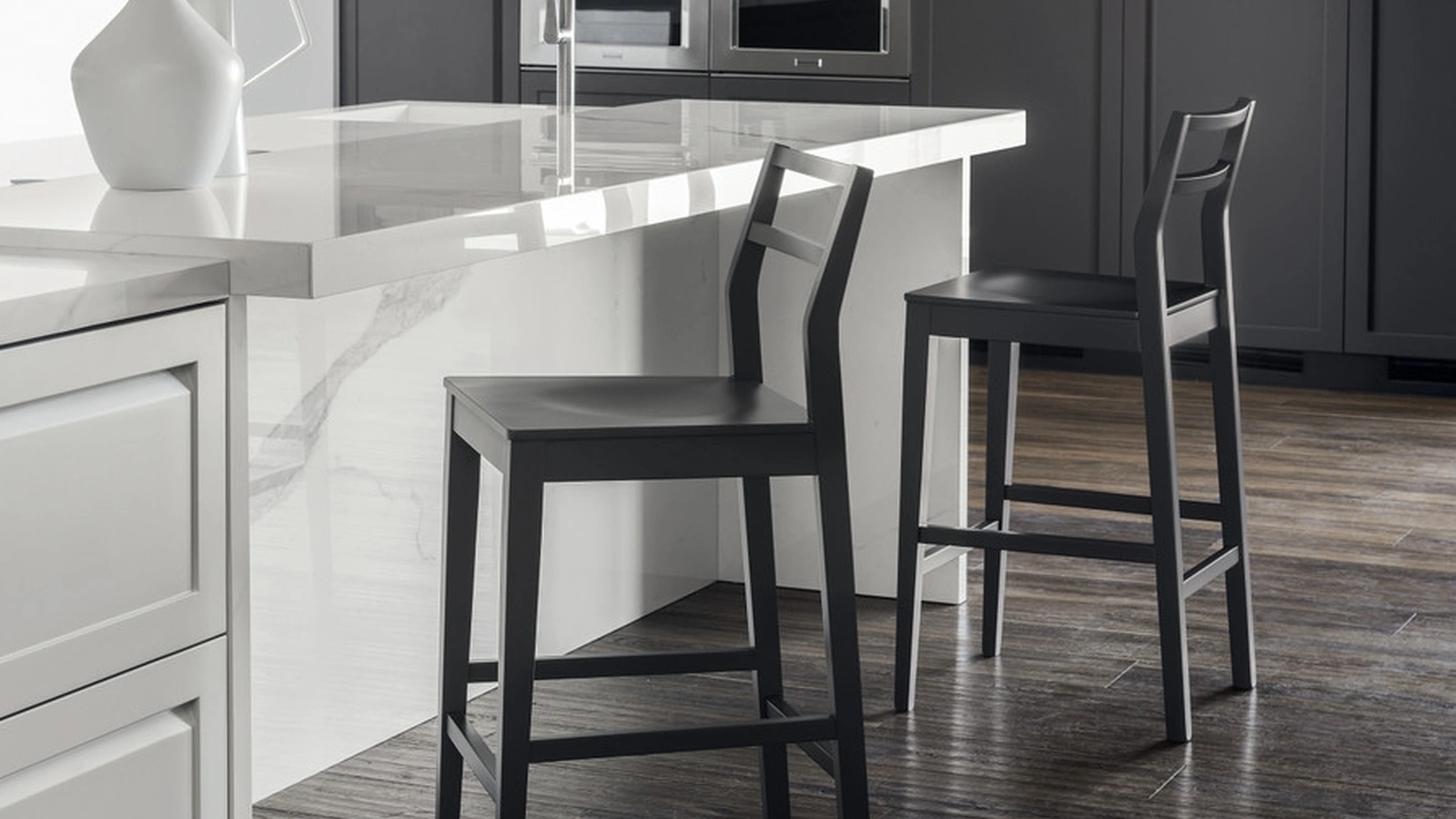 Sgabello Flair in massello di faggio laccato di Scavolini