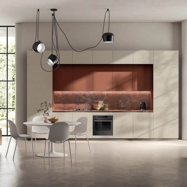 Cucina lineare su misura Mira 05 in laccato Tortora e Ruggine di Scavolini
