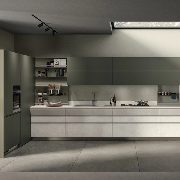 Cucina su misura Motus 05 in Pietra Solar e laccato opaco Verde Minerale di Scavolini